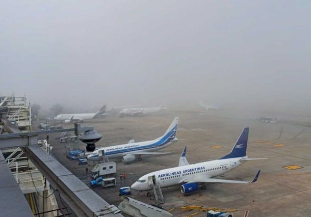 La densa niebla cubrió la Ciudad y demoró y canceló algunos vuelos.