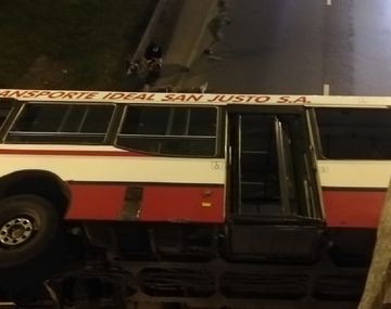 Cayó un colectivo desde un puente a la avenida General Paz