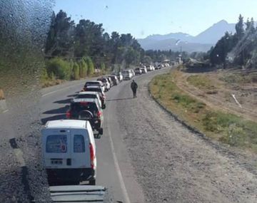 Fila de autos en la ruta 40 rumbo a San Carlos de Bariloche. Foto: @andresraz7