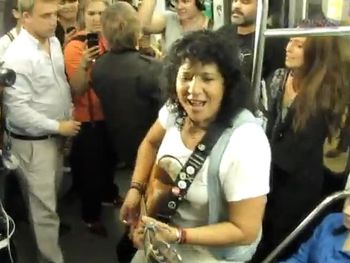 Rosana cantó en el subte y sorprendió a sus fanáticos