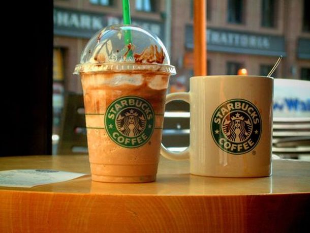 Starbucks aclara las razones de la ausencia de vasos
