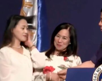 El presidente de Filipinas obligó a besar a una joven y la TV oficial borró el video
