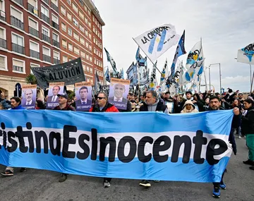 La bandera que encabezó la columna en Mar del Plata.
