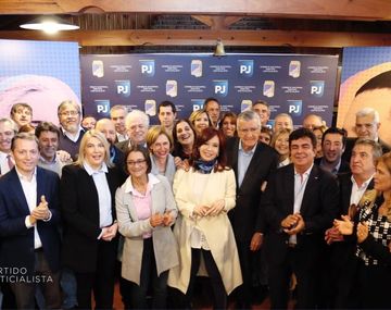 Cristina participó de la cumbre del PJ que analizará el armado de un frente opositor