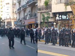 Reprimen actores en un pacífico abrazo simbólico al Instituto del Teatro
