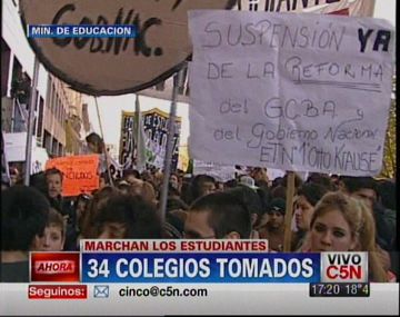 Estudiantes secundarios se movilizan contra la reforma curricular