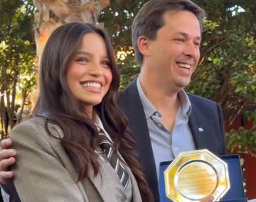 Homenaje cargado de emoción: Emilia Mernes fue distinguida en su tierra natal