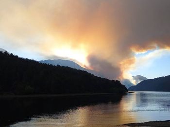 Bariloche: el clima dificulta el combate del incendio forestal en cercanías del Lago Steffen