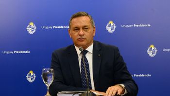 El secretario de la Presidencia, Álvaro Delgado, cuestionó a Carolina Cosse por la firma del plebiscito contra la reforma de la seguridad social. El secretario de la Presidencia, Álvaro Delgado, cuestionó a Carolina Cosse por la firma del plebiscito contra la reforma de la seguridad social.