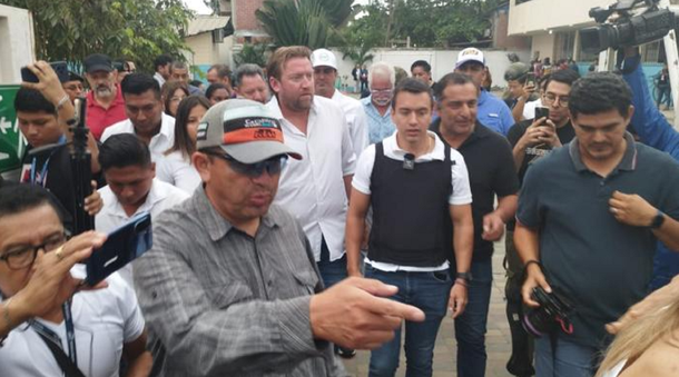 Elecciones en Ecuador: Daniel Noboa votó con chaleco antibalas tras el intento de atentado