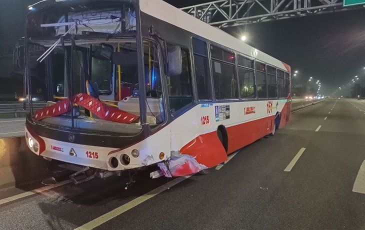 Accidente en la General Paz: un colectivo se cruzó de mano y causó un corte total