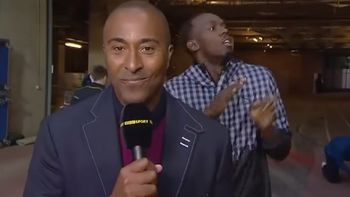 la curiosa forma de usain bolt para interrumpir una entrevista la curiosa forma de usain bolt para interrumpir una entrevista