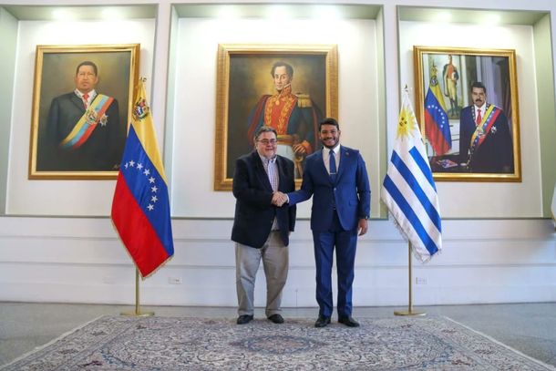 De izquierda a derecha: el embajador de Venezuela