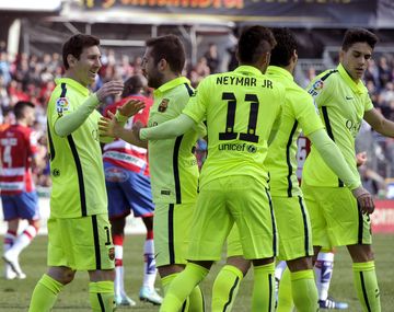 Messi sepultó la esperanza del Granada y el Barcelona vuelve a dar pelea