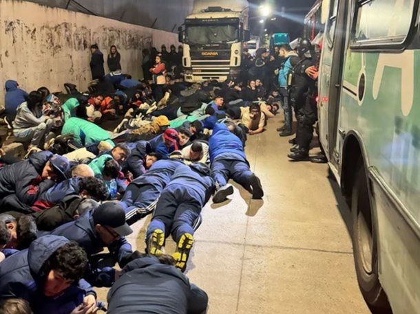 Noche violenta en Avellaneda: hay más de 350 hinchas de la Universidad de Chile detenidos