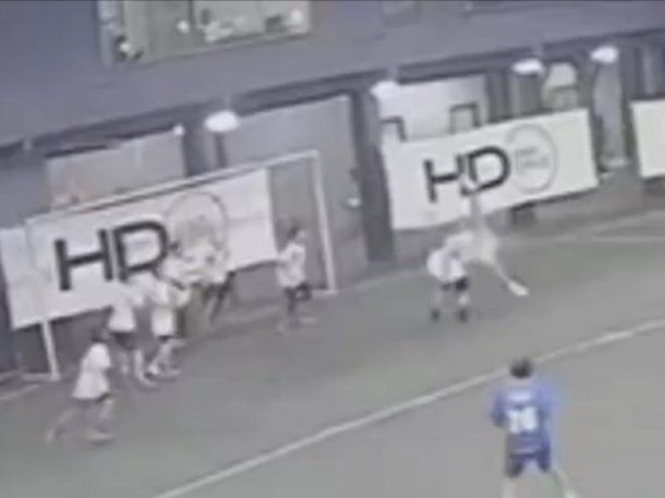 Luis Suárez alquiló una cancha para su hijo, se metió a jugar y clavó un golazo de chilena