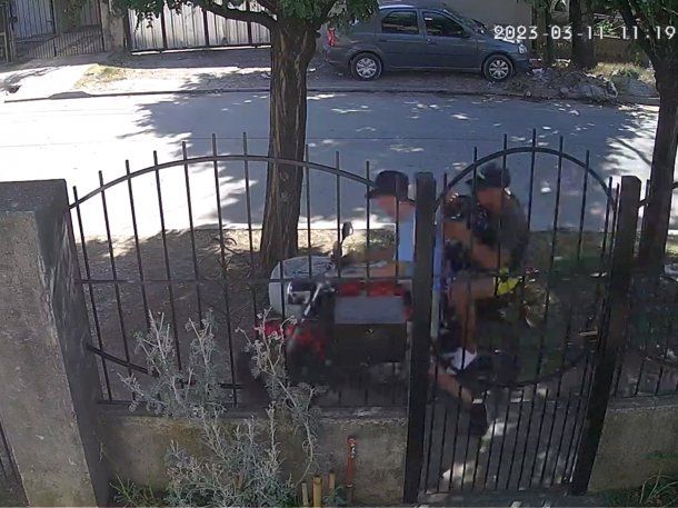 Nuevo ataque del motochorro de la pierna ortopédica: así le robó a una joven