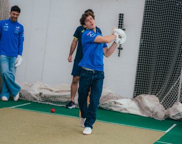 Colapinto cambió el volante por el bate: el divertido video antes del GP de Australia