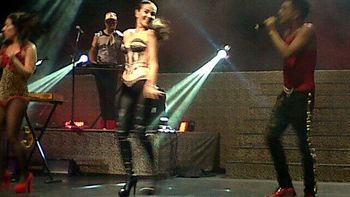 natalia oreiro volvio a subirse al escenario como cantante natalia oreiro volvio a subirse al escenario como cantante