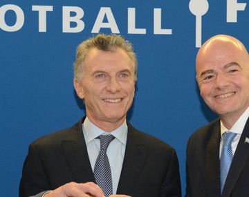 Macri junto a Infantino en la FIFA