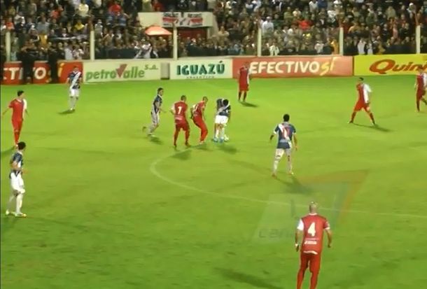 Fútbol champagne: mirá el doble caño del Lobo Ledesma que hizo delirar a Posadas