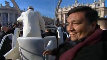 estaba a 10 metros cuando me vio, dijo el sacerdote que se subio al papamovil estaba a 10 metros cuando me vio, dijo el sacerdote que se subio al papamovil