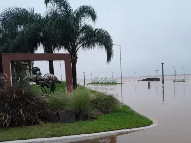 Fuerte crecida del Río Uruguay en Monte Caseros Fuerte crecida del Río Uruguay en Monte Caseros