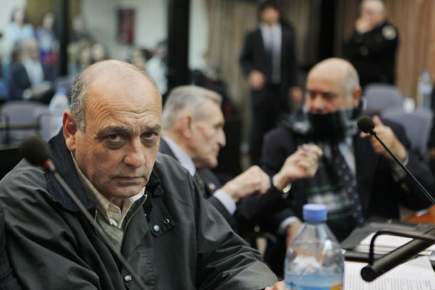 El ex agente civil de inteligencia del Ejército durante la dictadura militar argentina (1976-1983) Raul Guglielminetti (i) observa junto a Ruben Visuara (d)