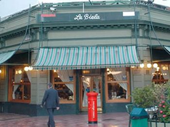 Hoy se celebra el Día de los Cafés de Buenos Aires con recorrida en un colectivo antiguo