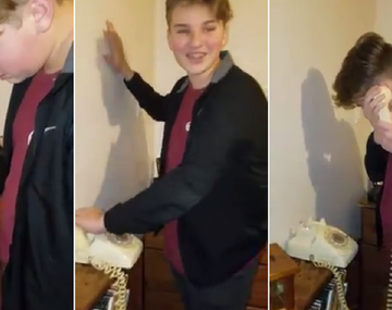 Una madre estalla de risa al ver a su hijo intentando utilizar un antiguo teléfono