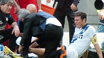 zanetti sufrio una grave lesion que podria retirarlo del futbol zanetti sufrio una grave lesion que podria retirarlo del futbol