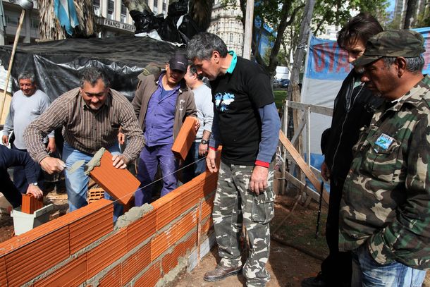 Defensa niega negociaciones con ex conscriptos que construyeron refugio en Plaza de Mayo