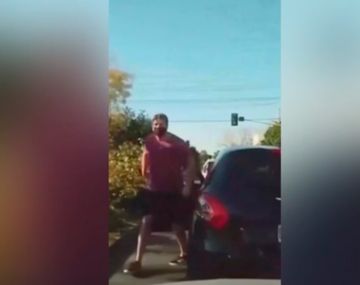 ¡Asesino!: brutal agresión a un jubilado por manejar sin barbijo en La Plata