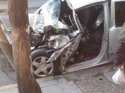 asi quedo el auto del custodio de boudou que choco a un camion en la panamericana asi quedo el auto del custodio de boudou que choco a un camion en la panamericana