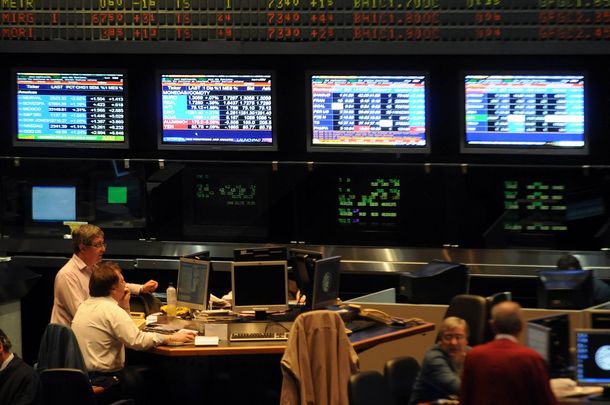 Impulsada por petroleras, la Bolsa trepó 4,7% y el dólar negro bajó a $13,31