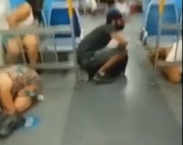 Batalla campal en el Tren Roca: mujeres y niños lloran de miedo