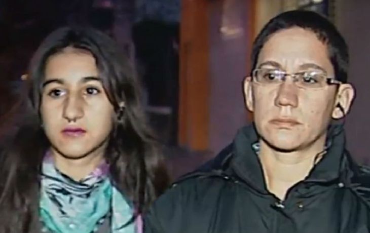 La joven agredida y su mamá