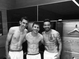 la foto de lavezzi, messi y di maria tras el triunfo la foto de lavezzi, messi y di maria tras el triunfo