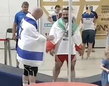Irán suspendió de por vida a un deportista por darle la mano a un israelí