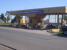 lo buscaban por un asesinato y lo detuvieron por robar un reparto de comida lo buscaban por un asesinato y lo detuvieron por robar un reparto de comida