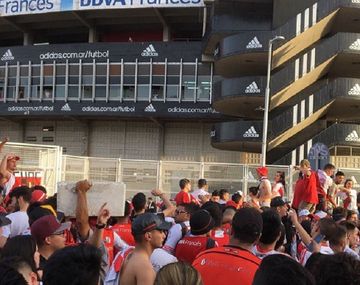 Apedrearon el micro que trasladó a los jugadores de River al estadio de Lanús