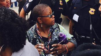 brutal ataque de un policia con gas pimienta contra una manifestacion de negros brutal ataque de un policia con gas pimienta contra una manifestacion de negros