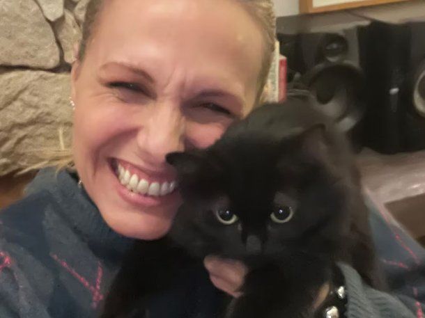 La alegría de Denise Dumas tras encontrar a su gata Mina: estaba en una alcantarilla