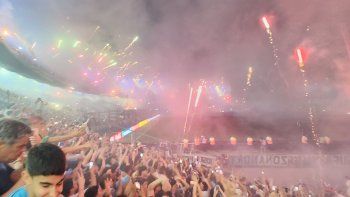 el impresionante recibimiento de los hinchas de racing el impresionante recibimiento de los hinchas de racing