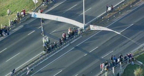 Manifestantes cortan en el Camino del Buen Ayre