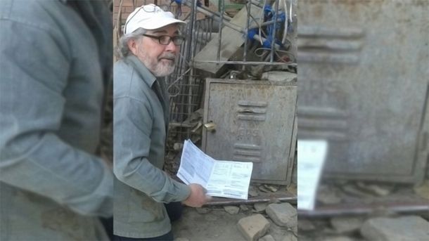 Se cansó del tarifazo y se encadenó al medidor: Es para evitar que nos roben