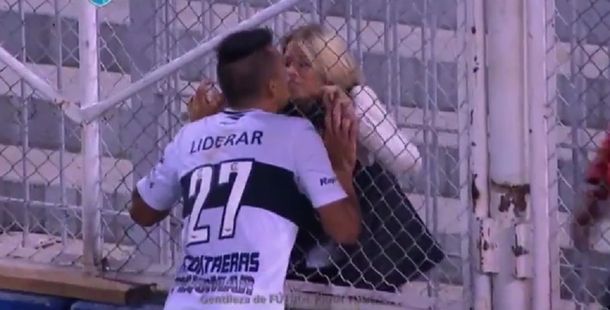 Fútbol romántico: celebró un gol besando a su pareja tras el alambrado