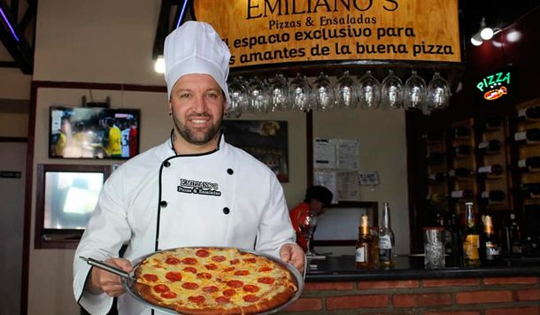 Vuoso abrió su pizzería tras colgar los botines. Vuoso abrió su pizzería tras colgar los botines.