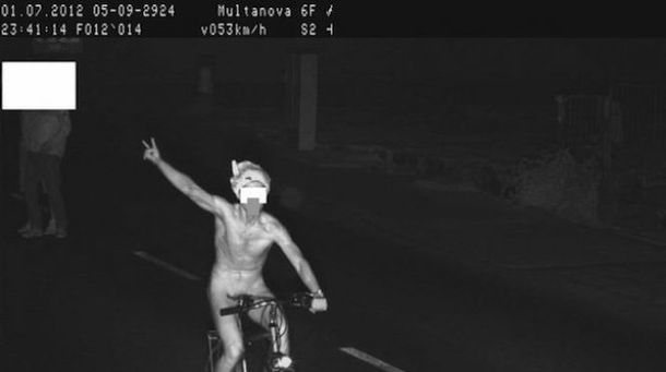 Un radar sorprende a un ciclista desnudo a alta velocidad