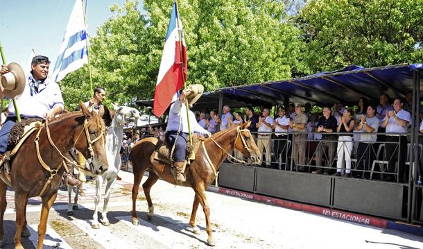 La Fiesta de la Patria Gaucha cerró sus celebraciones con el desfile y jineteada de este sábado
